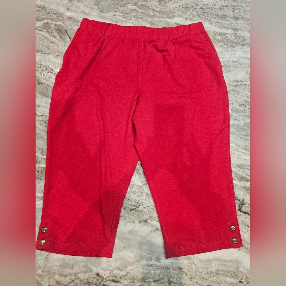 Links Women’s 1X Red Stretch Capri Pants Button Hem Pull-On